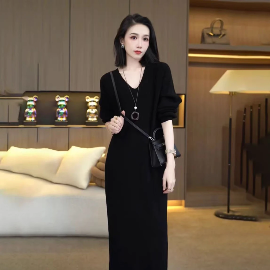 V领洋气2025秋冬新款气质百搭松弛感轻奢慵懒风女直筒毛衣连衣裙
