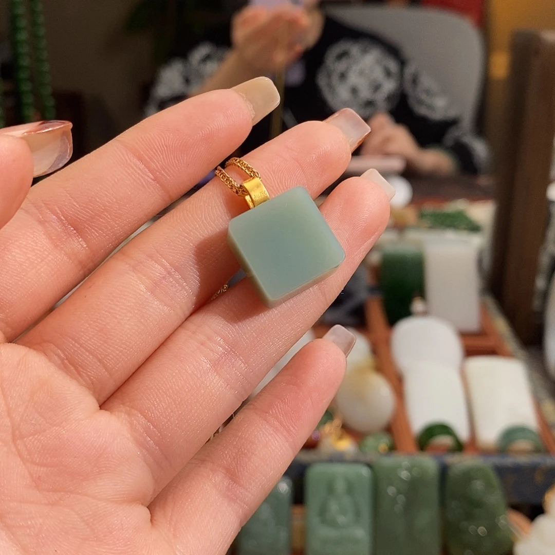 和田玉18K金镶嵌吊坠(赠链)