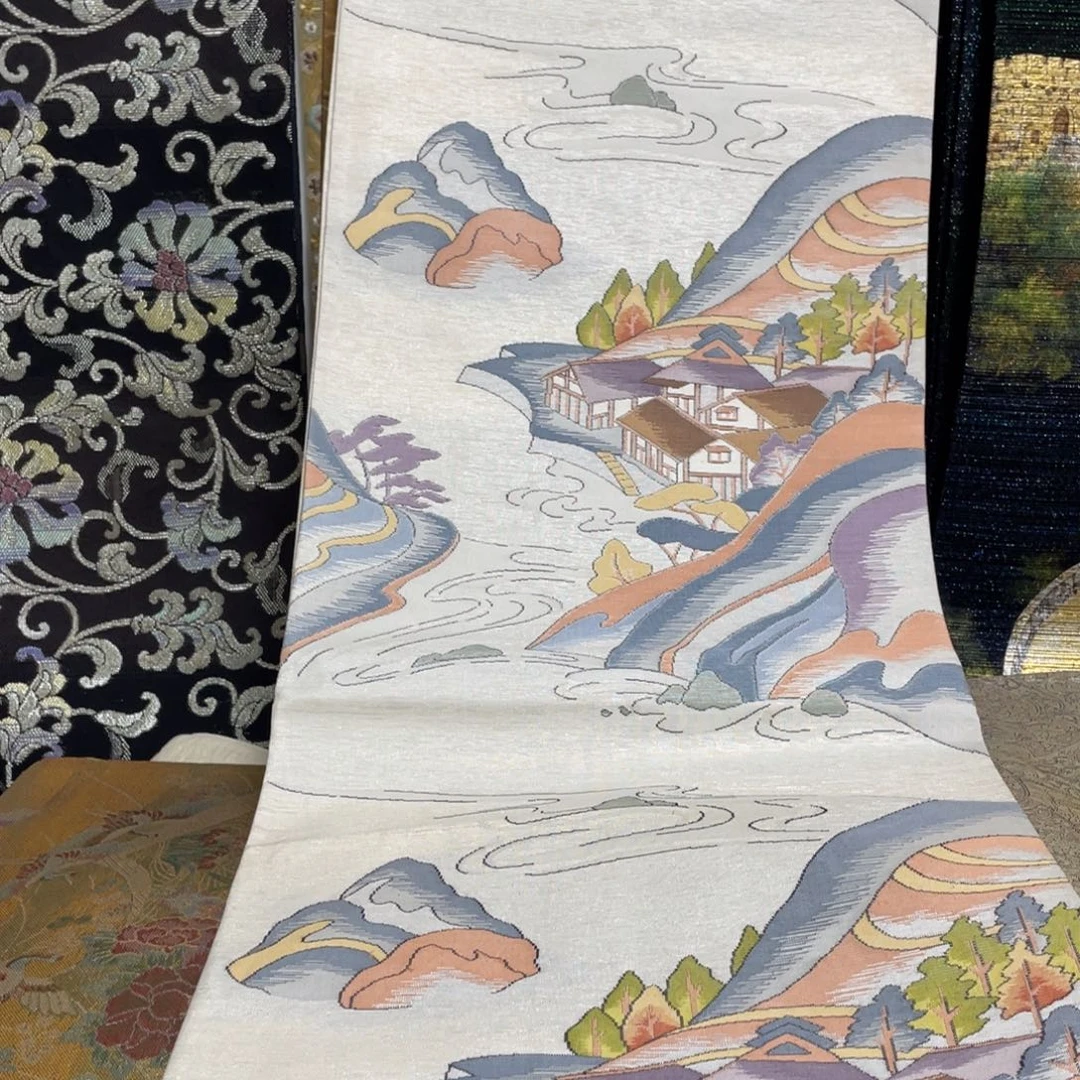 织绣织锦，织锦缎。织锦