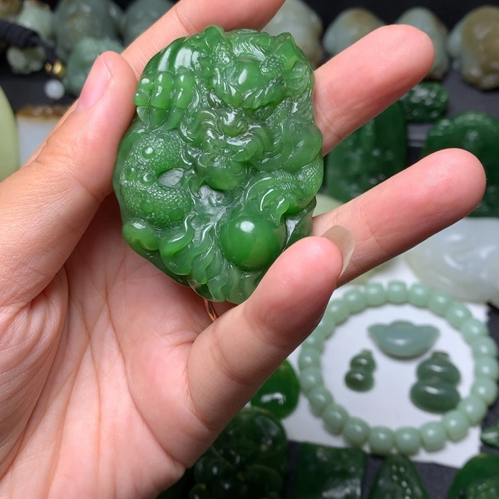 余***就和田玉未镶嵌颈饰