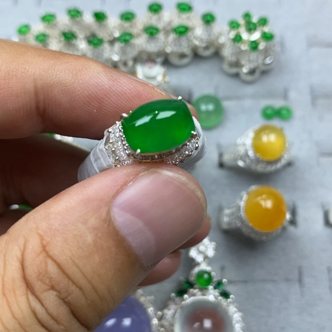 定制翡翠未镶嵌冰阳绿11.5mm