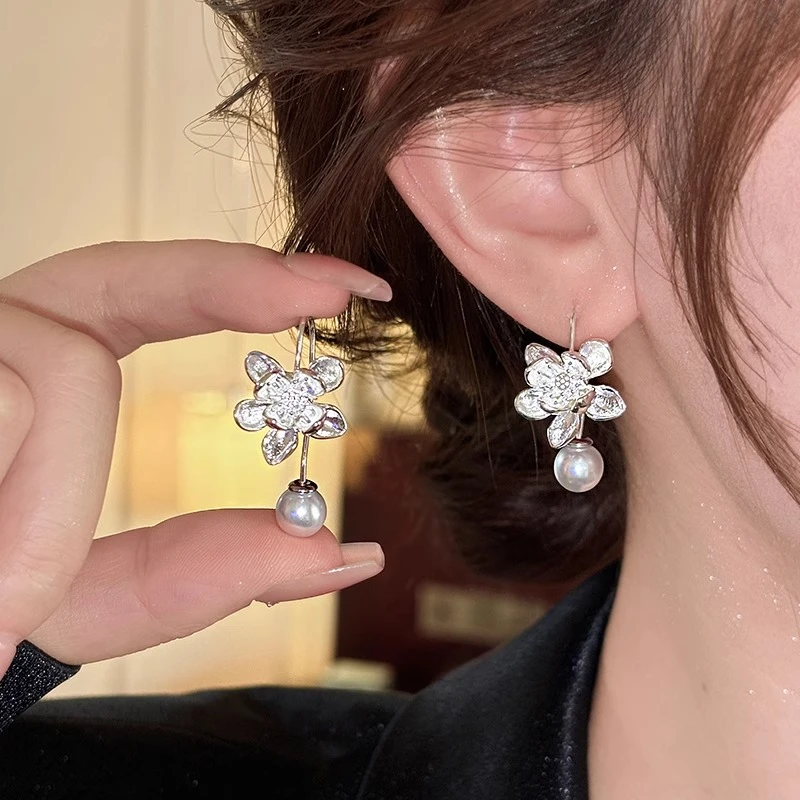 合金仿珍珠耳饰 小众设计感银色荷花珍珠耳环轻奢高级感耳饰