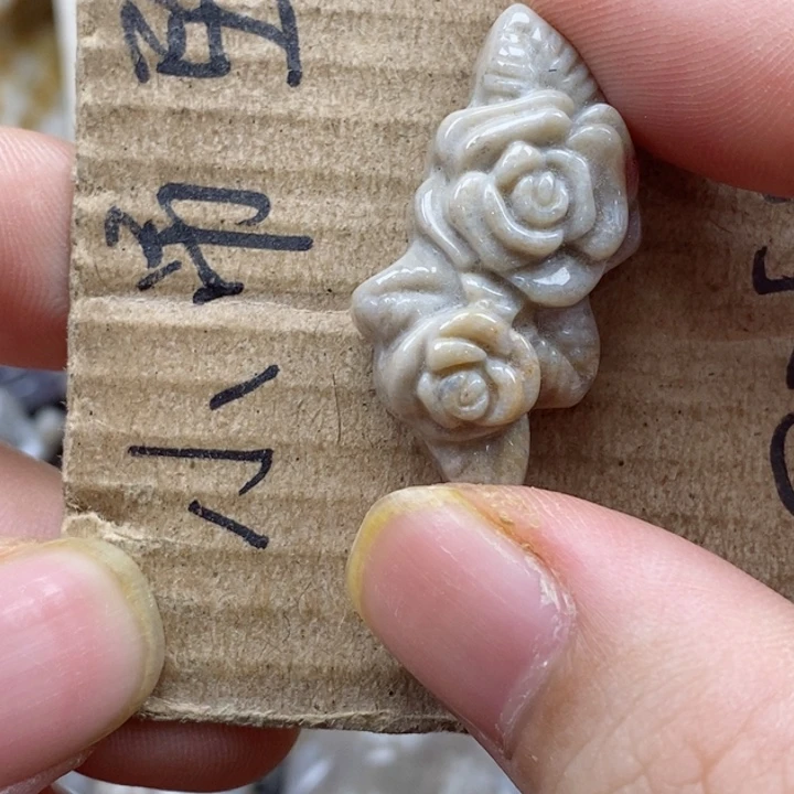 颈饰未镶嵌硅化珊瑚(珊瑚玉)兔***哥