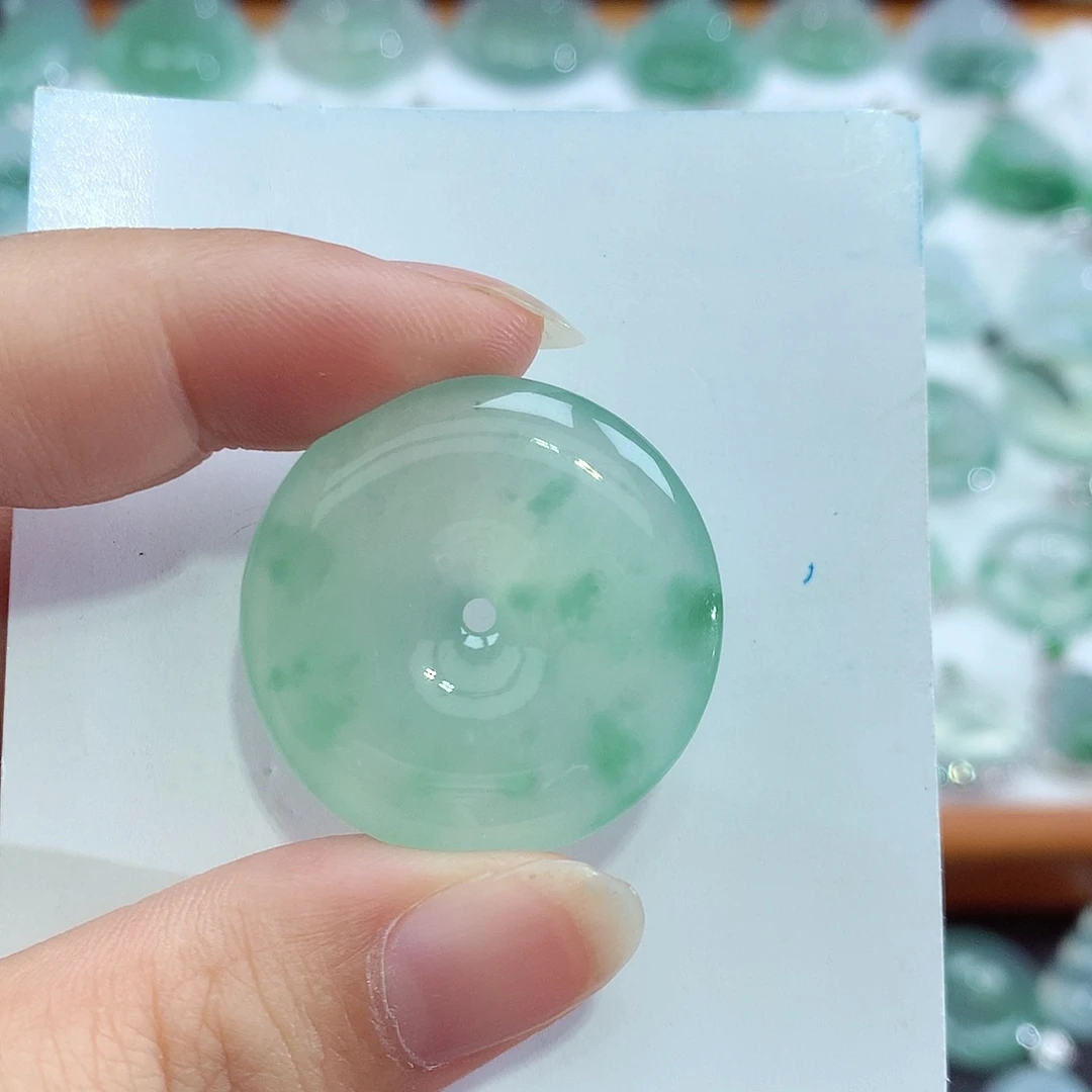 翡翠未镶嵌颈饰平安扣