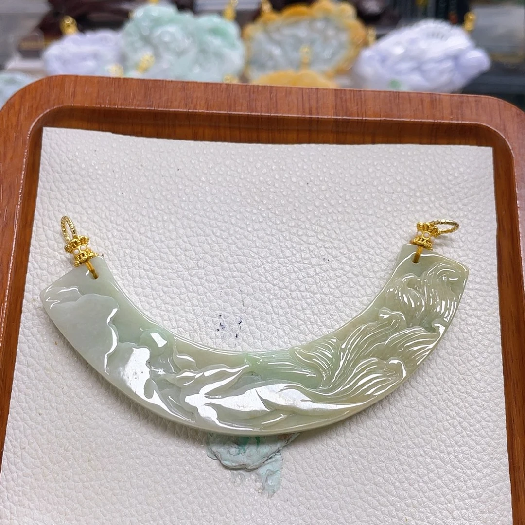 翡翠未镶嵌颈饰黄加绿牌子