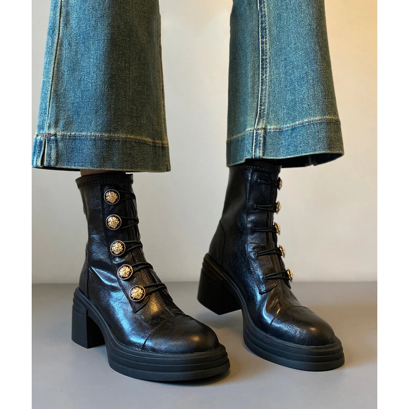 徽章小金扣马丁靴厚底高跟短靴女2024秋冬新款后拉链软底静音靴子