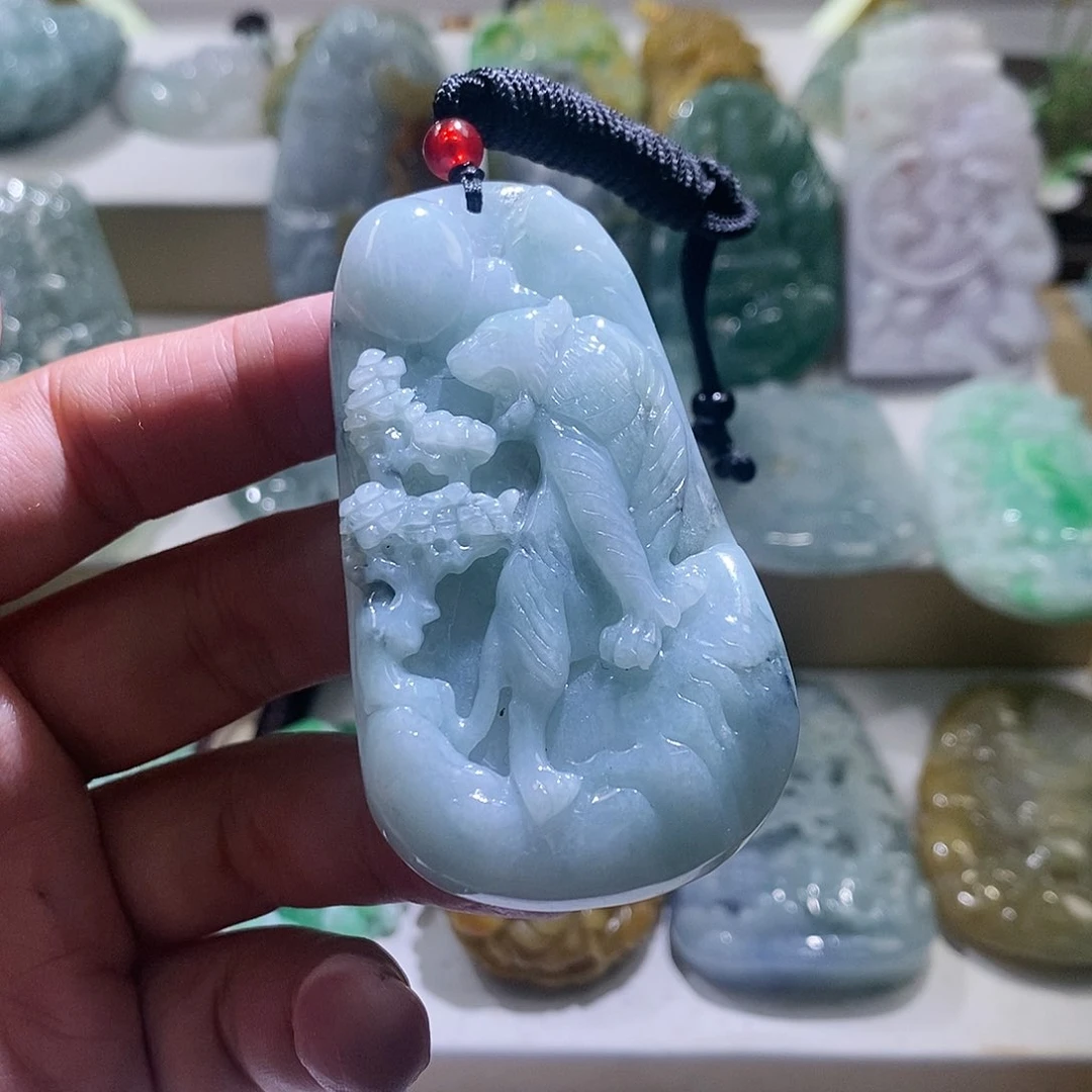 【闪购商品】翡翠颈饰未镶嵌上山虎