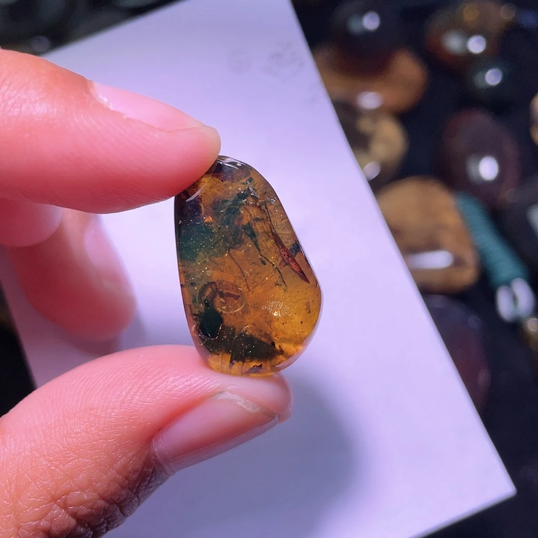 琥珀裸石未镶嵌，