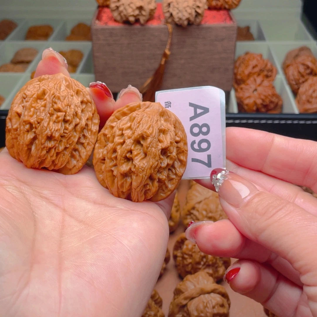 文玩核桃吊坠虎头40