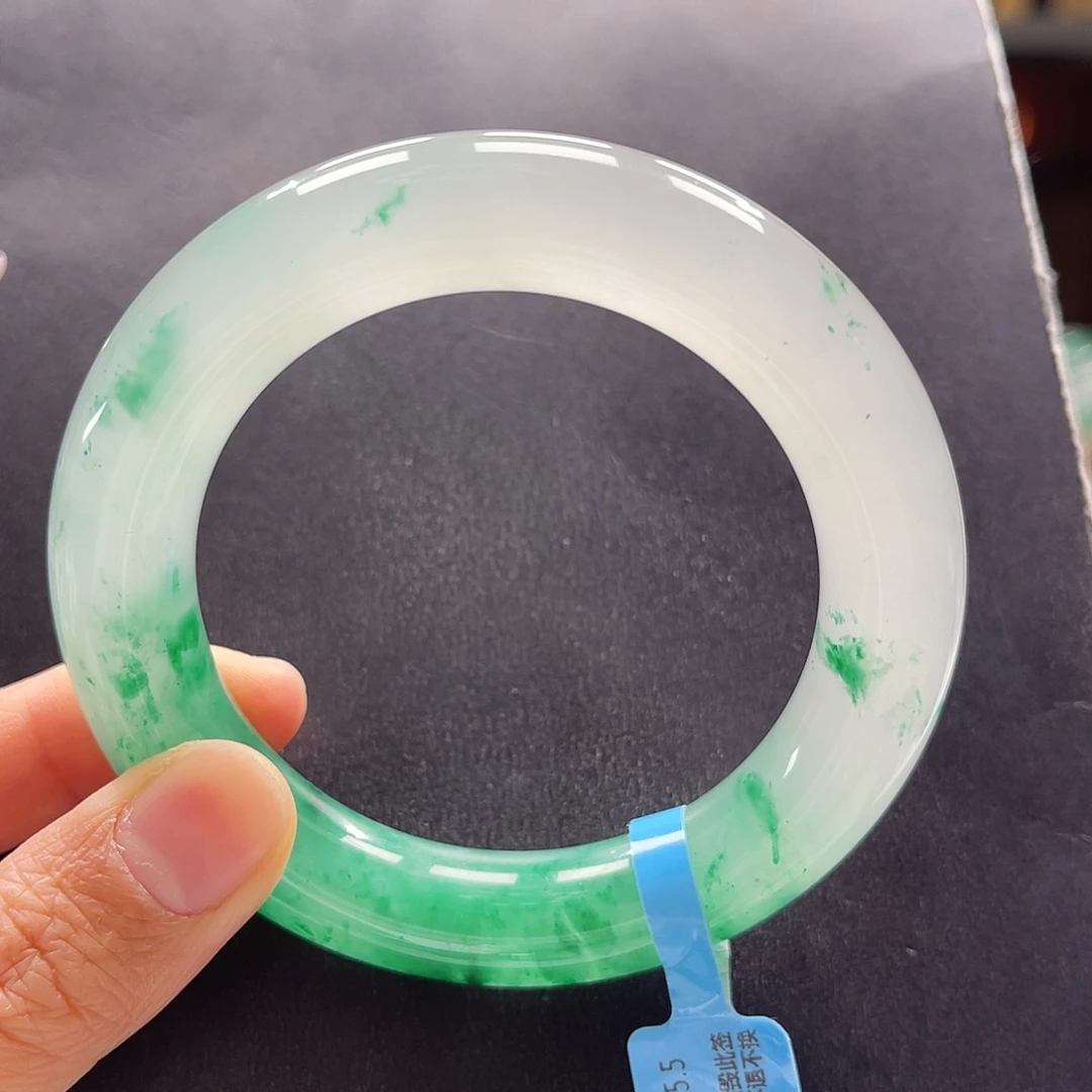 美***星石英质玉未镶嵌手镯