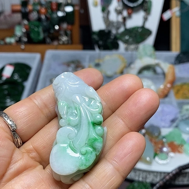 翡翠未镶嵌吊坠(赠链)