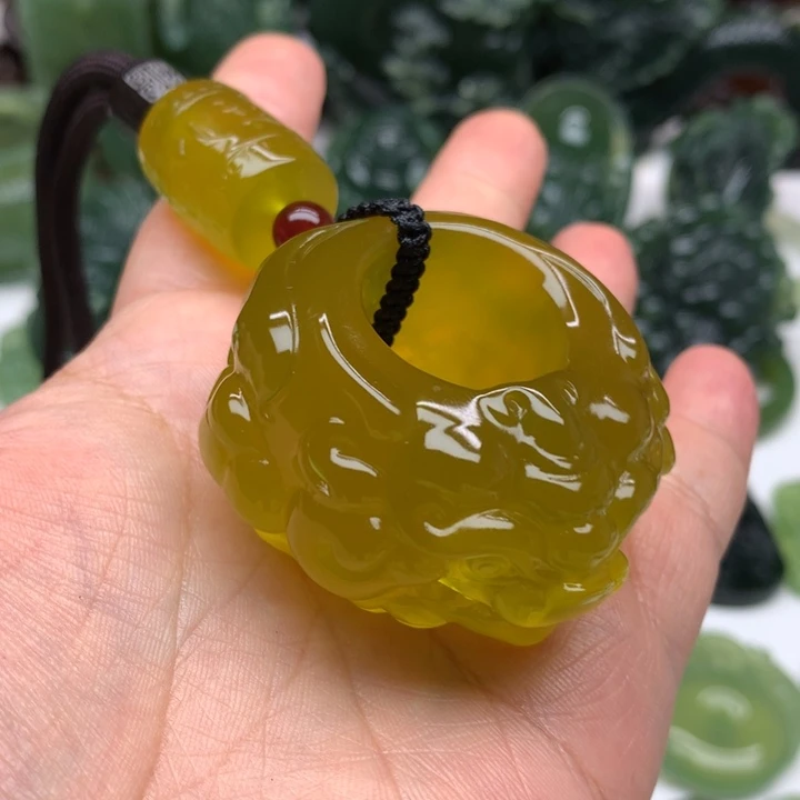 蛇纹石玉未镶嵌颈饰蔣**白
