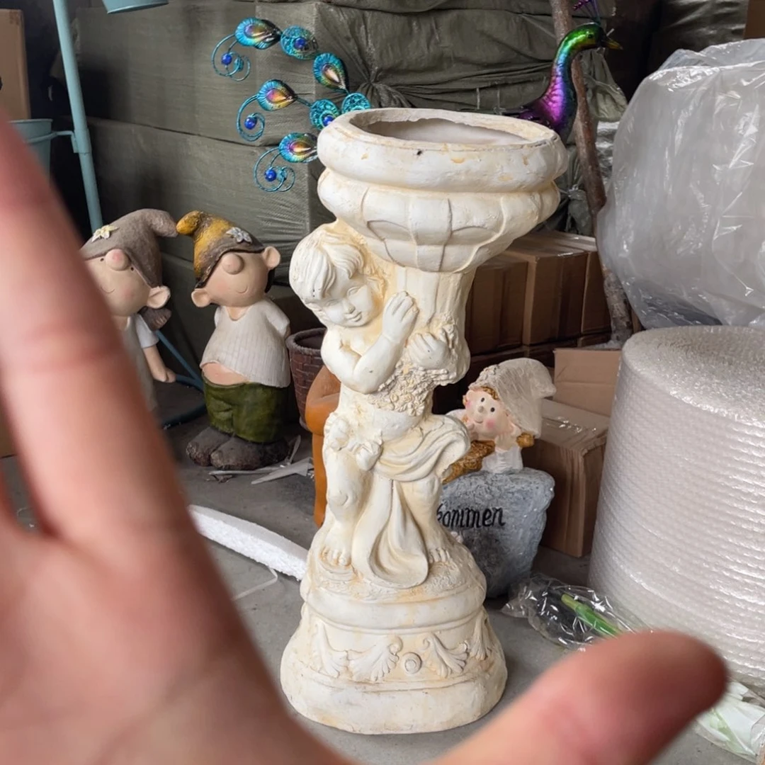 【闪购商品】树脂小男孩罗马缸摆件