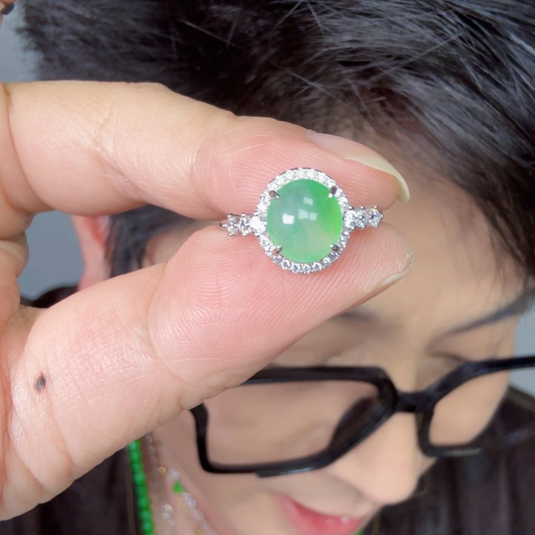 刘***乐翡翠未镶嵌颈饰一件