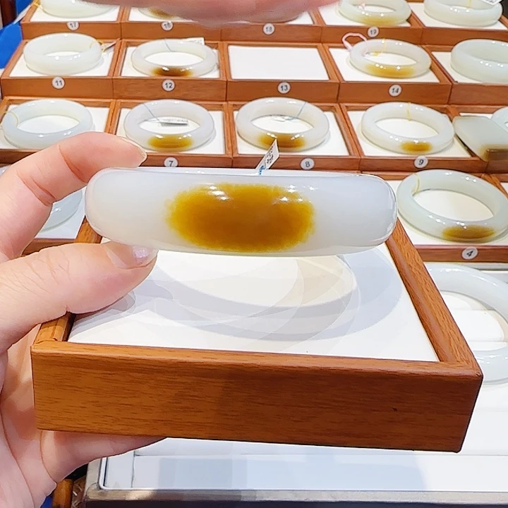 陳***東和田玉未镶嵌手镯