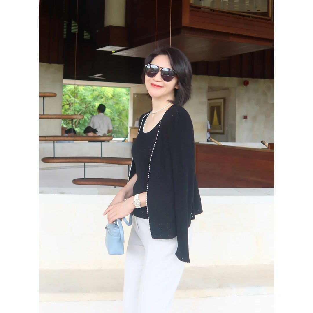 我是摩羯 暮色微凉 黑白镂空高弹针织气质百搭背心打底开衫