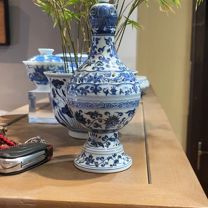 瓷片特*普青花缠枝花卉香炉