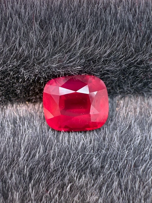 1.23ct天然无烧鸽血红红宝石裸石，尺寸6.2*5.2*3.9mm，颜色美艳
