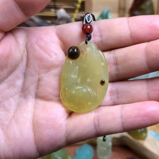蛇纹石玉未镶嵌颈饰