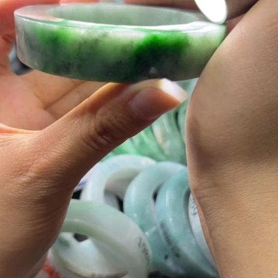 定制翡翠未镶嵌手镯