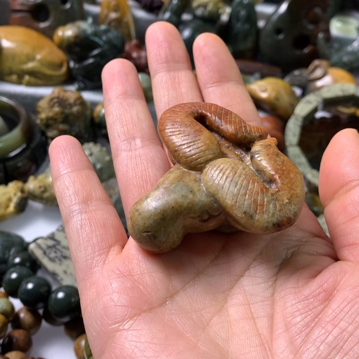 未镶嵌岫岩河磨玉（透闪石质玉）把件