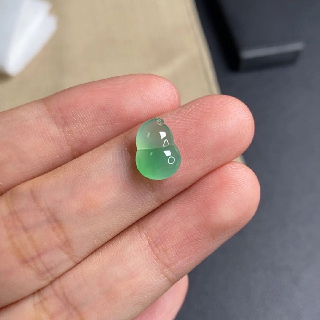 翡翠未镶嵌颈饰葫芦木那绿