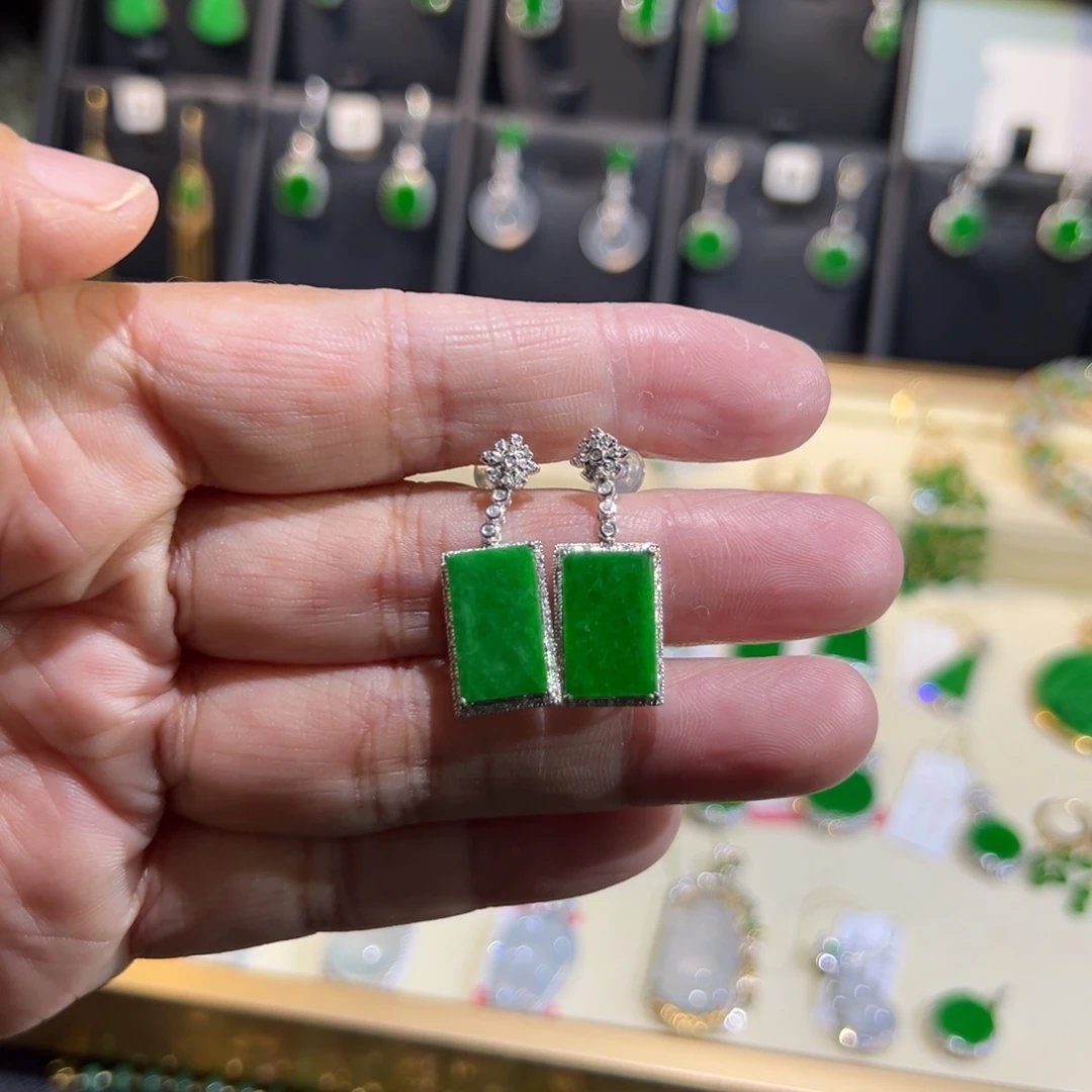 颈饰18K金镶嵌翡翠耳钉