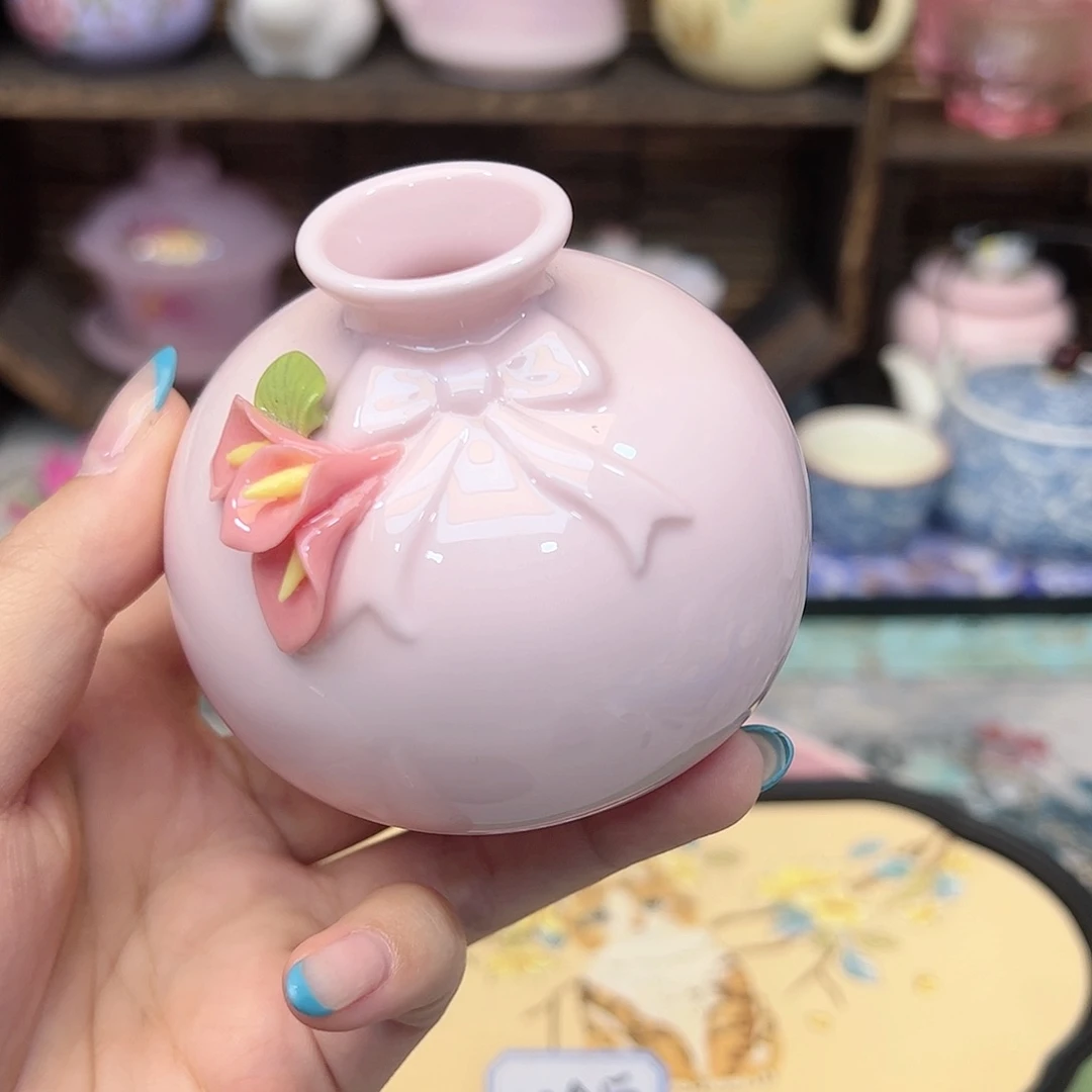 壶小花瓶。