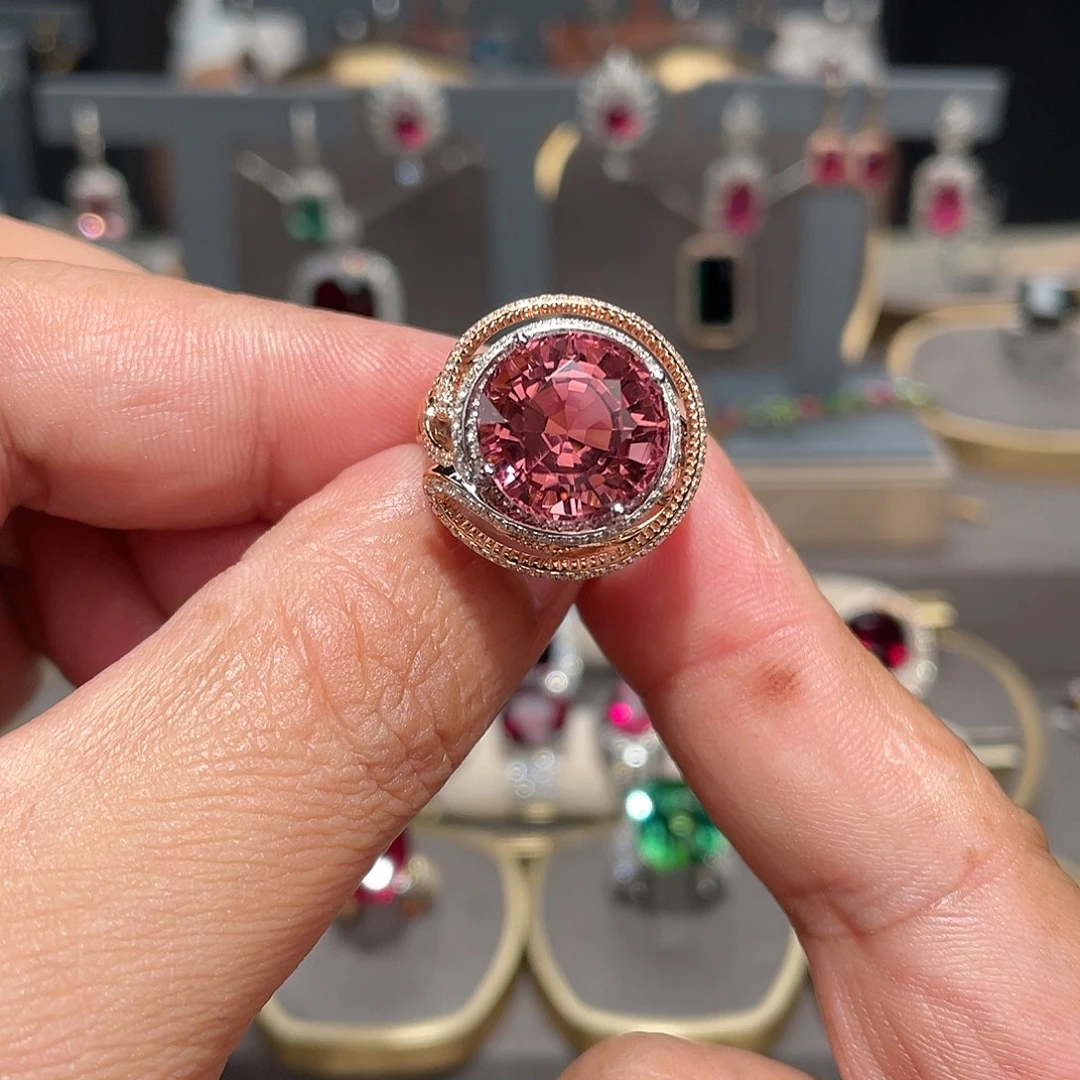 18K金镶嵌碧玺戒指10.75ct