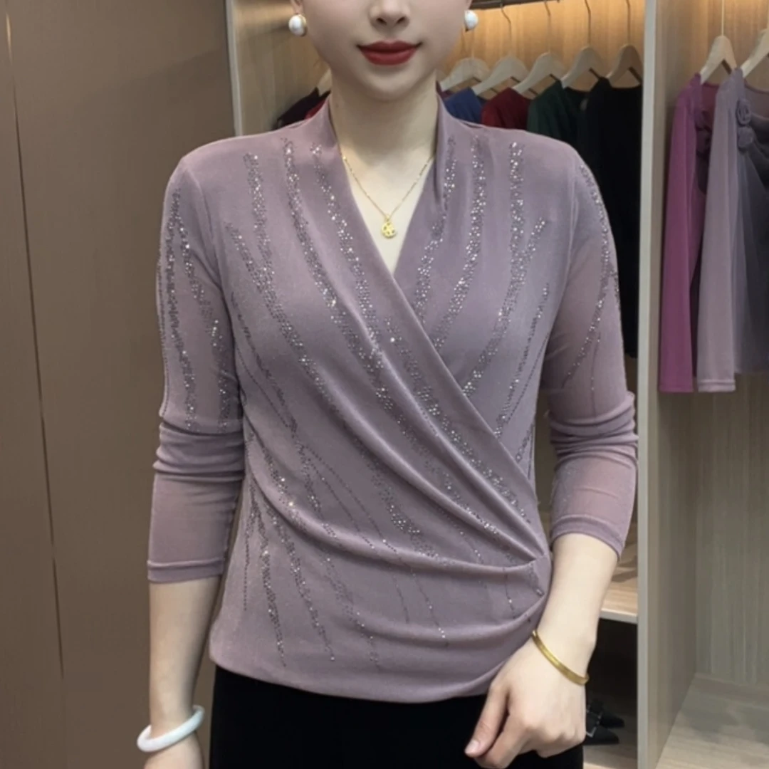 春季新款时髦气质烫钻V领女长袖打底衫上衣五一旅游出街衣服女士