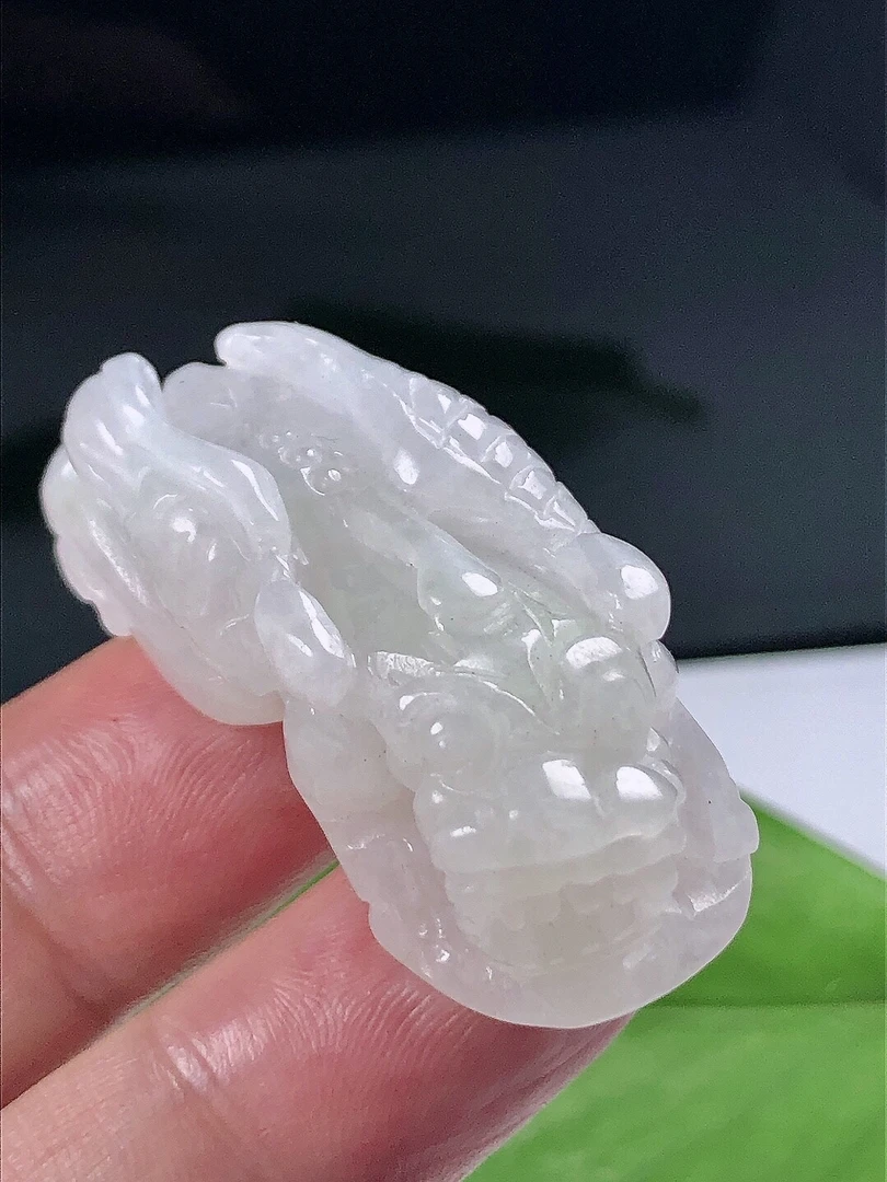 缅甸天然翡翠A货，冰润招财貔貅吊坠挂件白色冰透精雕保真基地真发