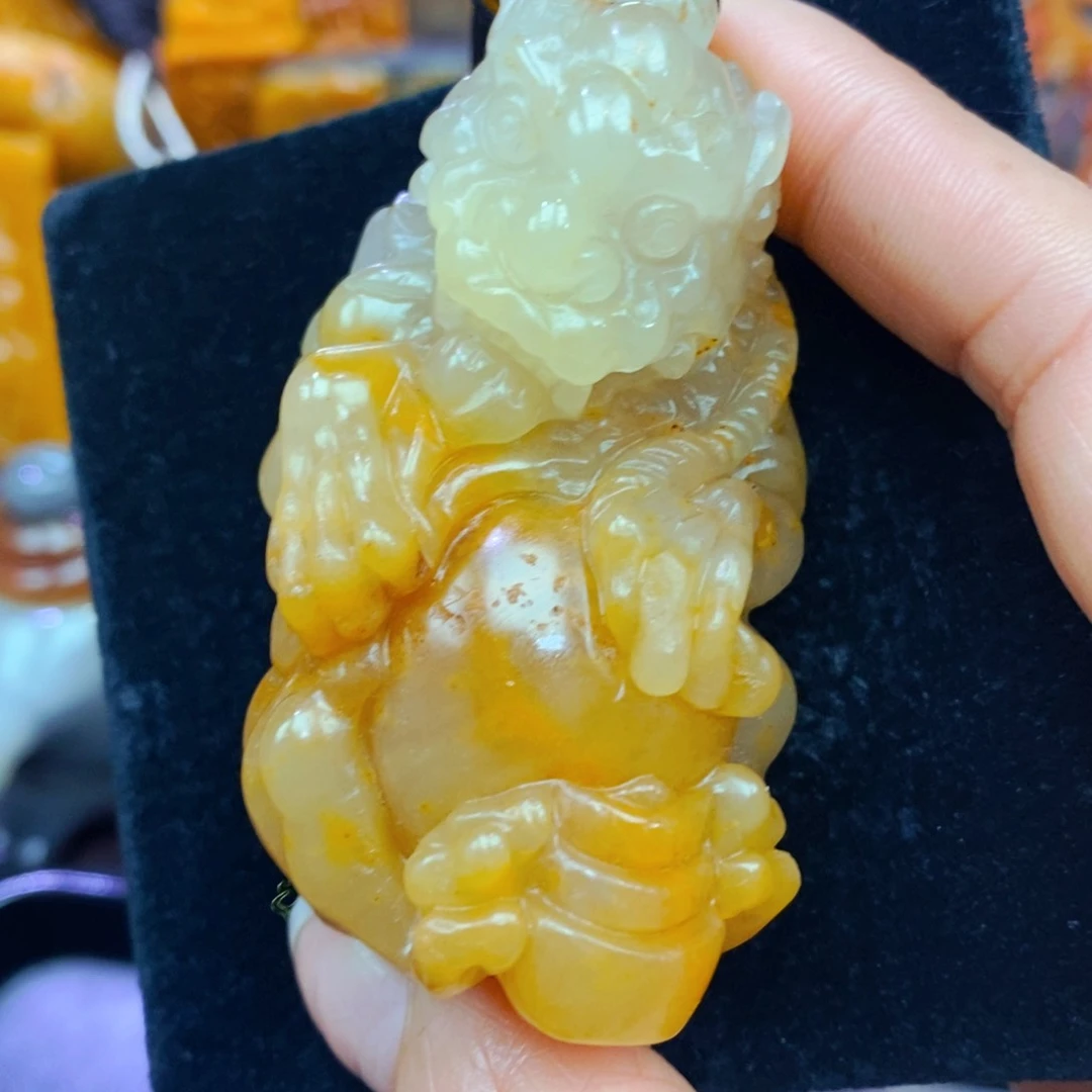 未镶嵌石英质玉（黄龙玉）颈饰