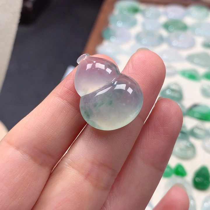 翡翠未镶嵌颈饰冰种飘花大葫芦