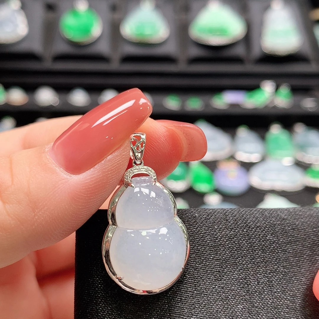 翡翠18K金镶嵌颈饰葫芦