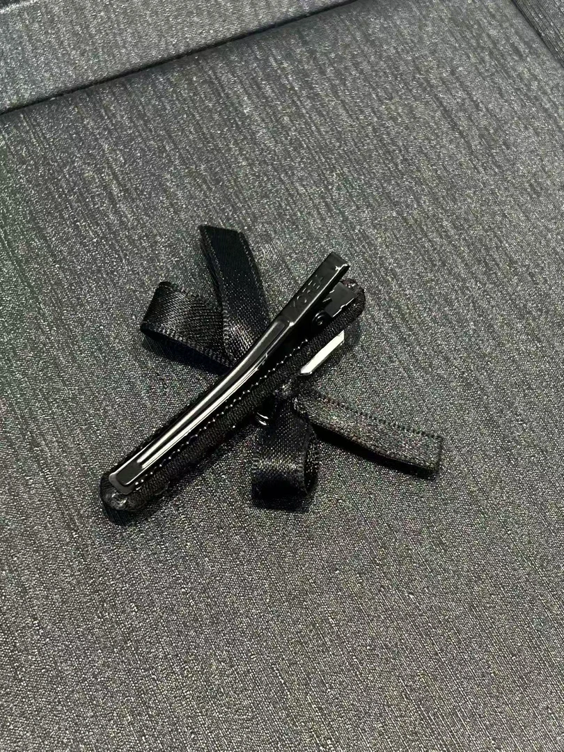 D字母满钻侧边鸭嘴夹