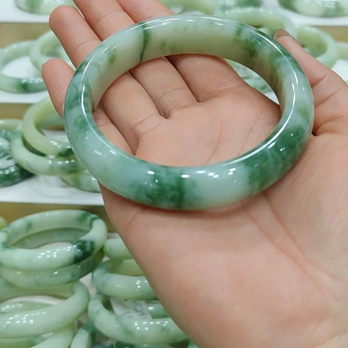 透闪石-蛇纹石玉手镯未镶嵌多**姥