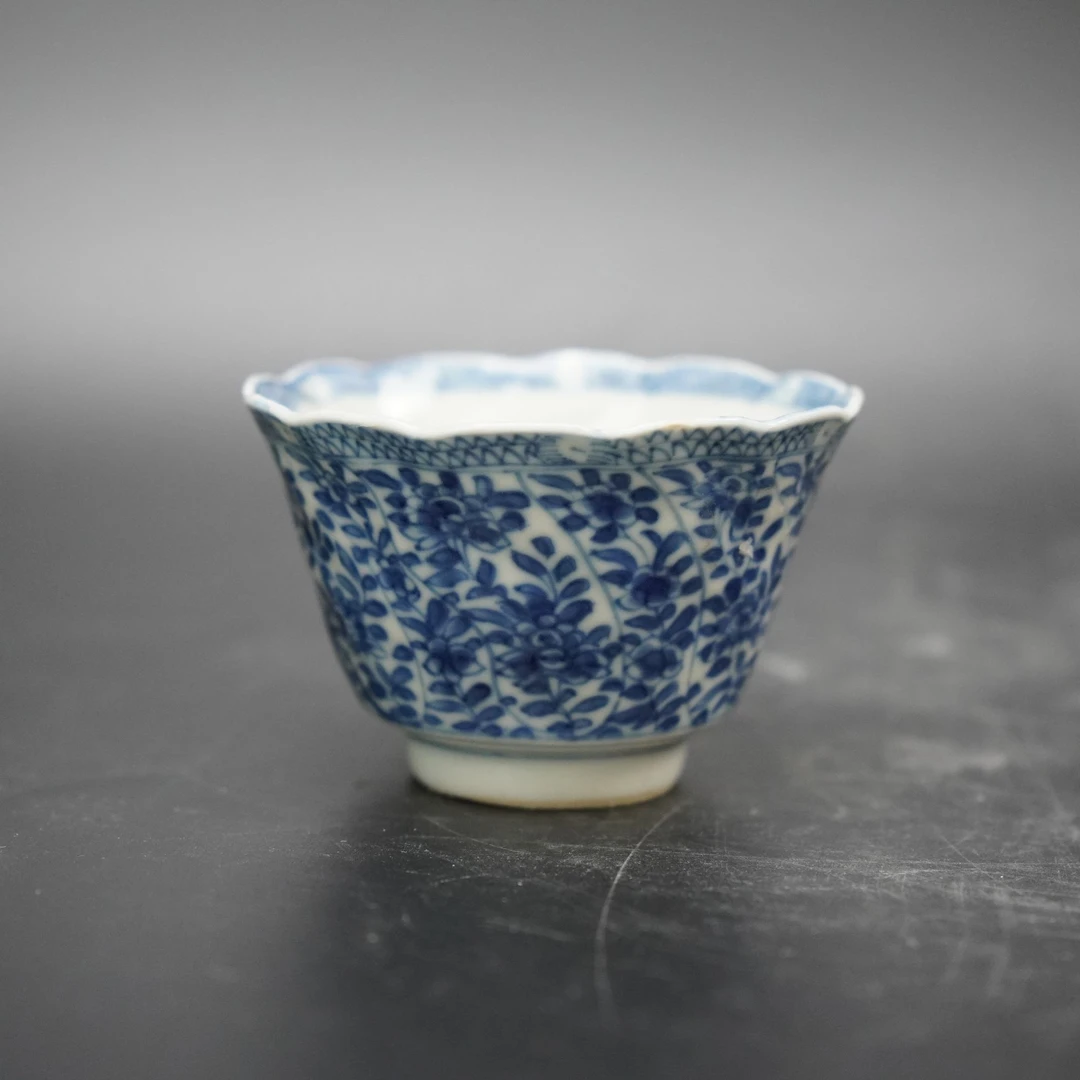 Lot.25070480清康熙青花缠枝花卉纹花口杯 高：约5.2cm