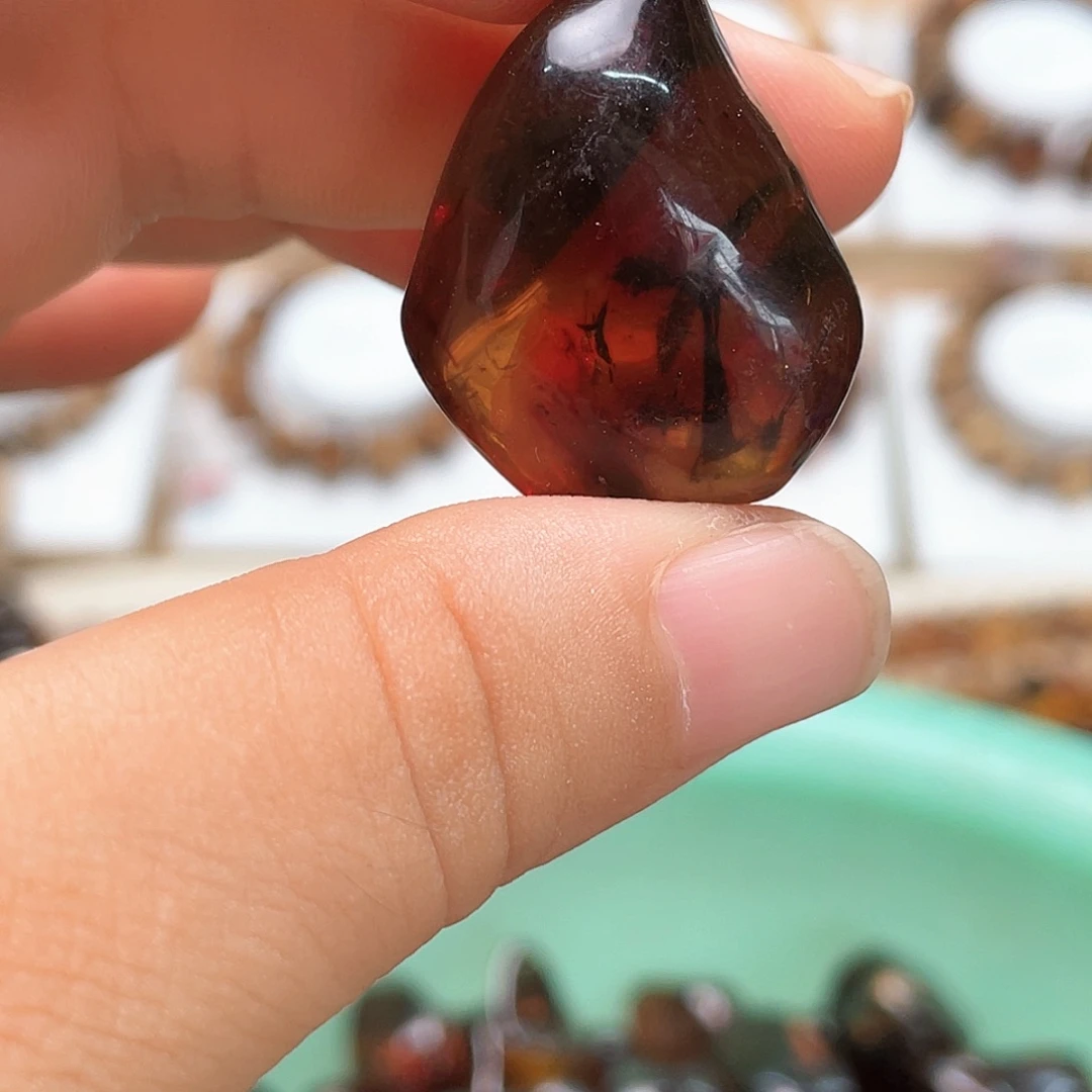 向***歌未镶嵌琥珀裸石大