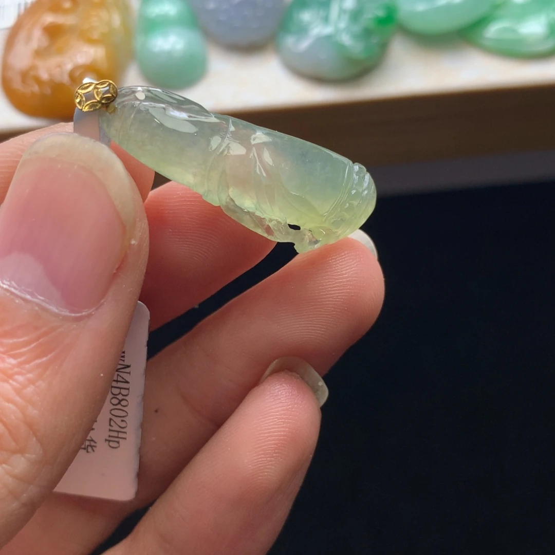 翡翠18K金镶嵌颈饰吊坠