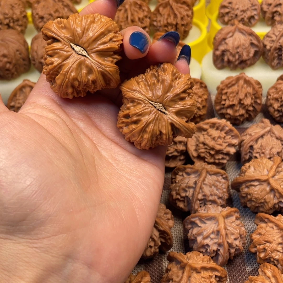 文玩核桃吊坠大白狮子