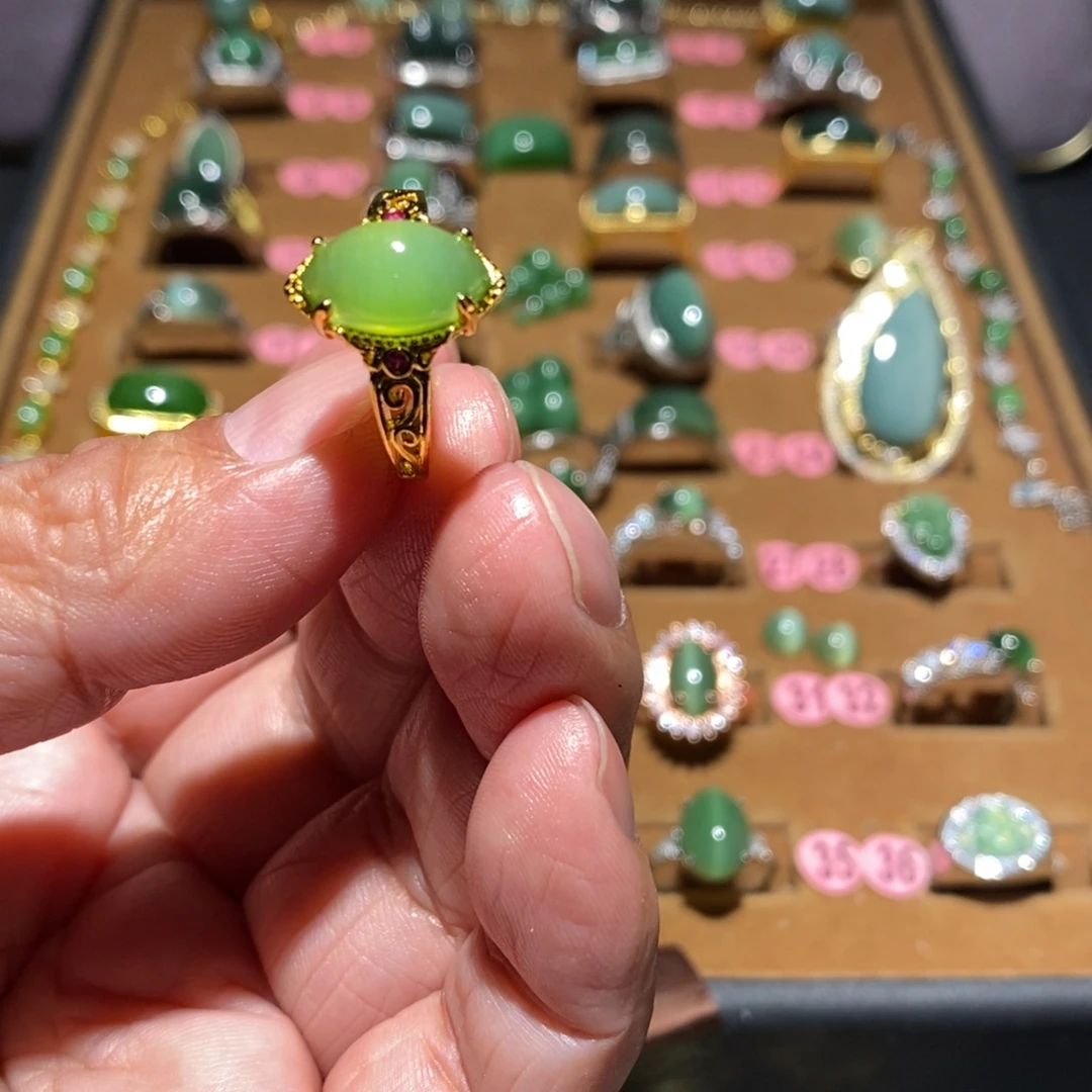 猪***力和田玉未镶嵌戒指