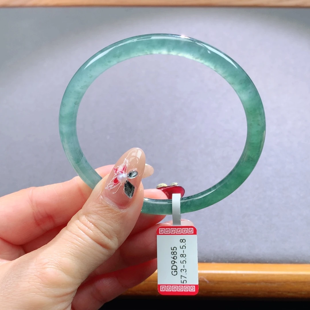 翡翠手镯未镶嵌天然翡翠手镯