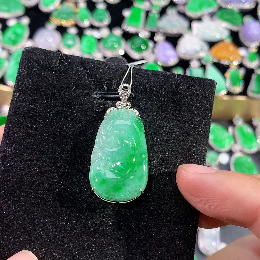 翡翠18K金镶嵌颈饰