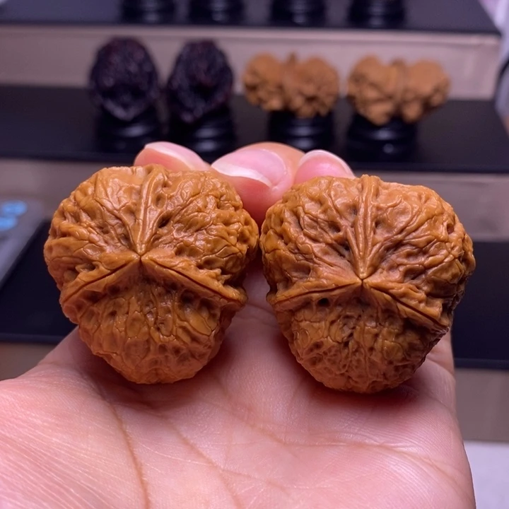 文玩核桃把件红宝石三楞6