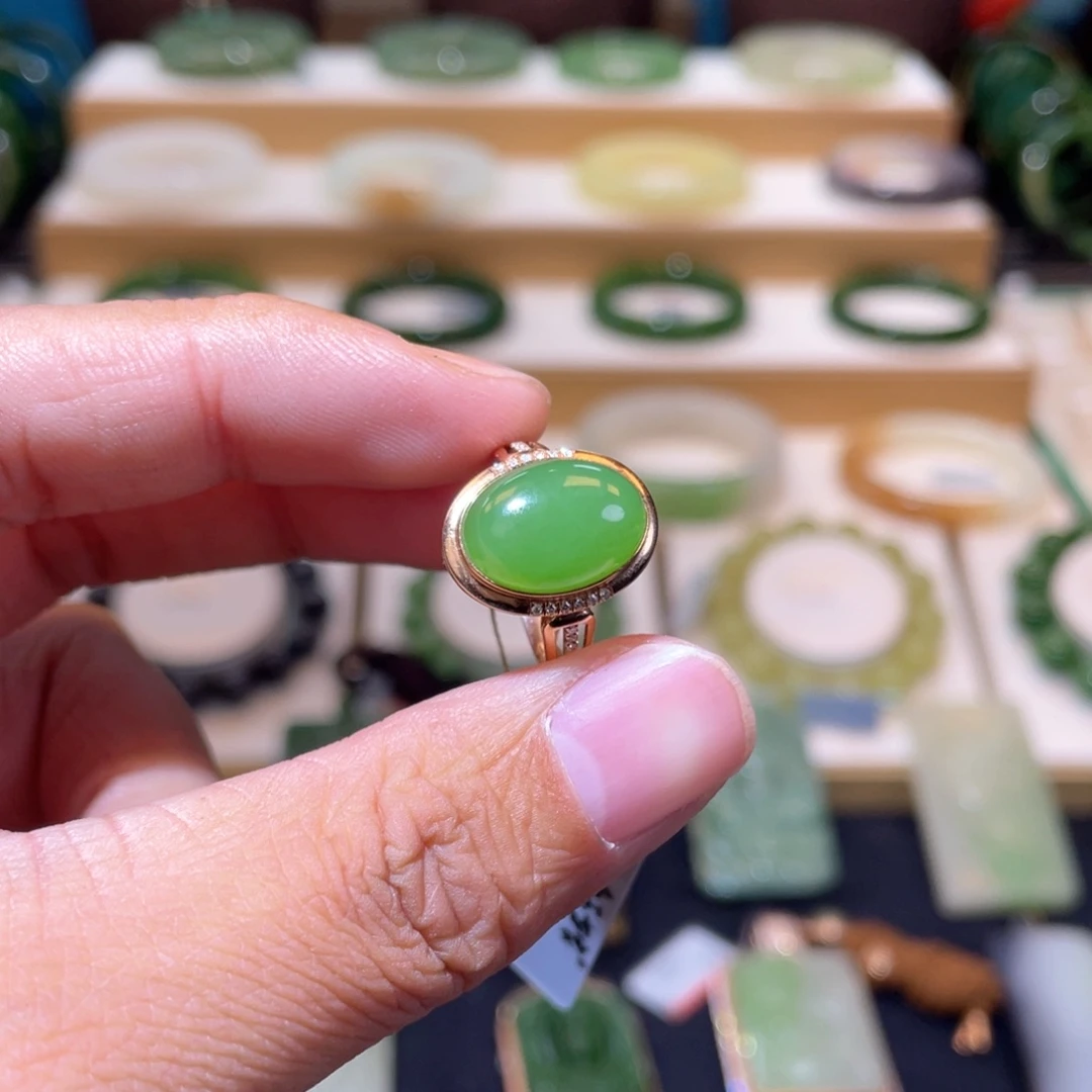 和田玉收藏级碧玉苹果绿戒指18K金镶嵌