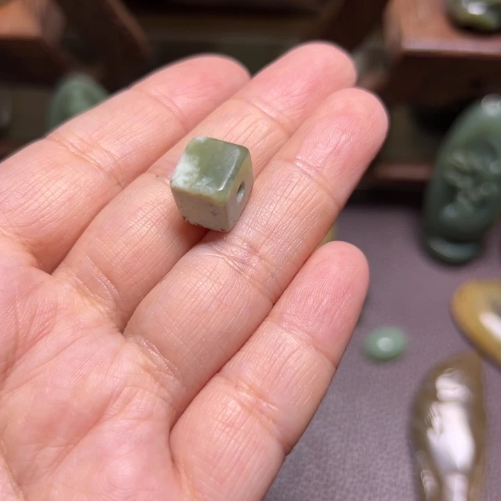 青***尘岫岩河磨玉(透闪石质玉)未镶嵌颈饰