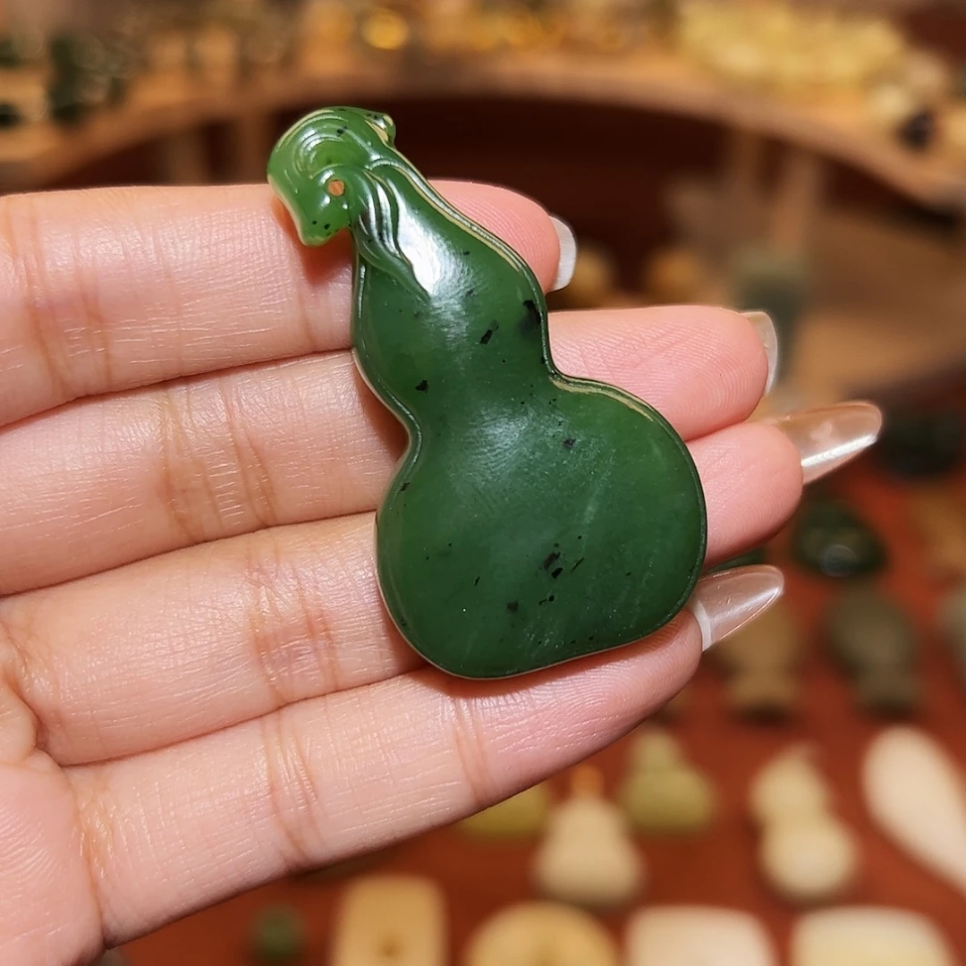 服***)和田玉未镶嵌颈饰