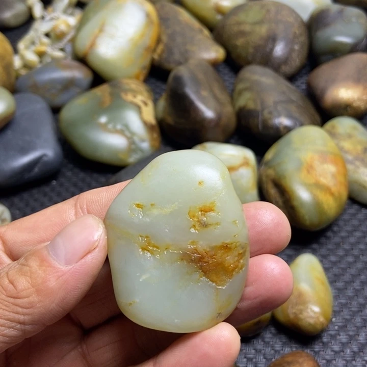 钦***裕未镶嵌和田玉（糖玉）珠宝奇石