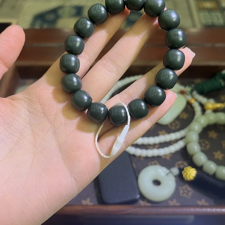 小***哥和田玉未镶嵌手链