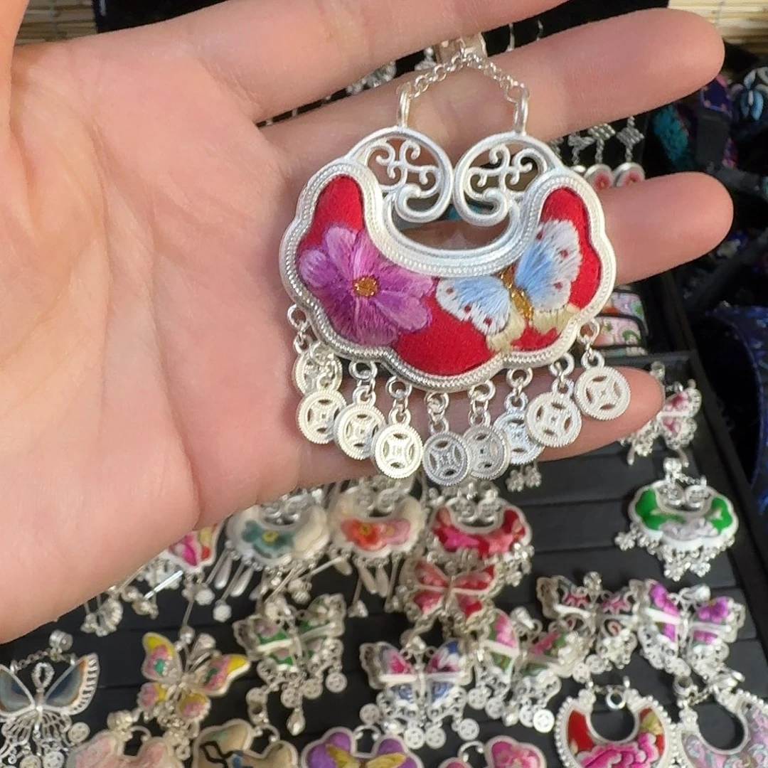 织绣民族风刺绣吊坠